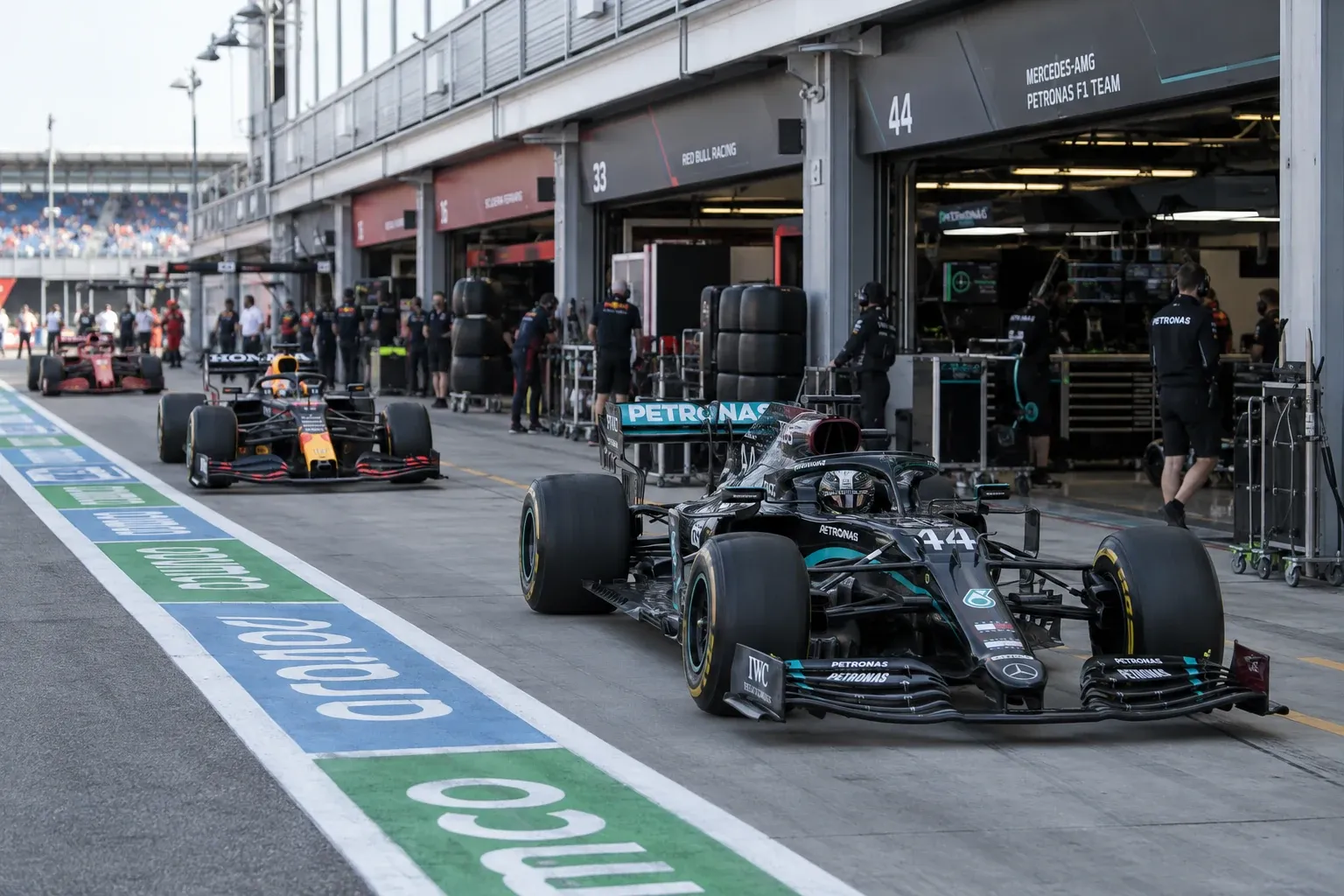 Illustrationsbild från en formel 1-depå.
