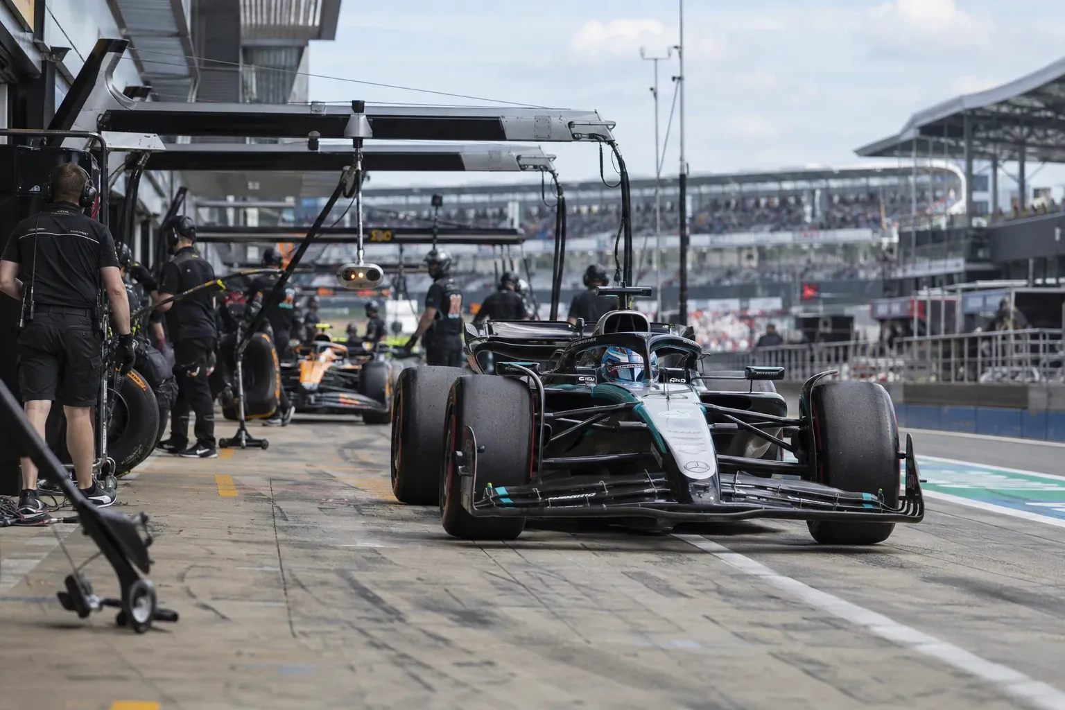 Illustrationsbild från en formel 1-depå.
