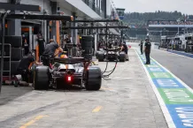 Illustrationsbild från en formel 1-depå.