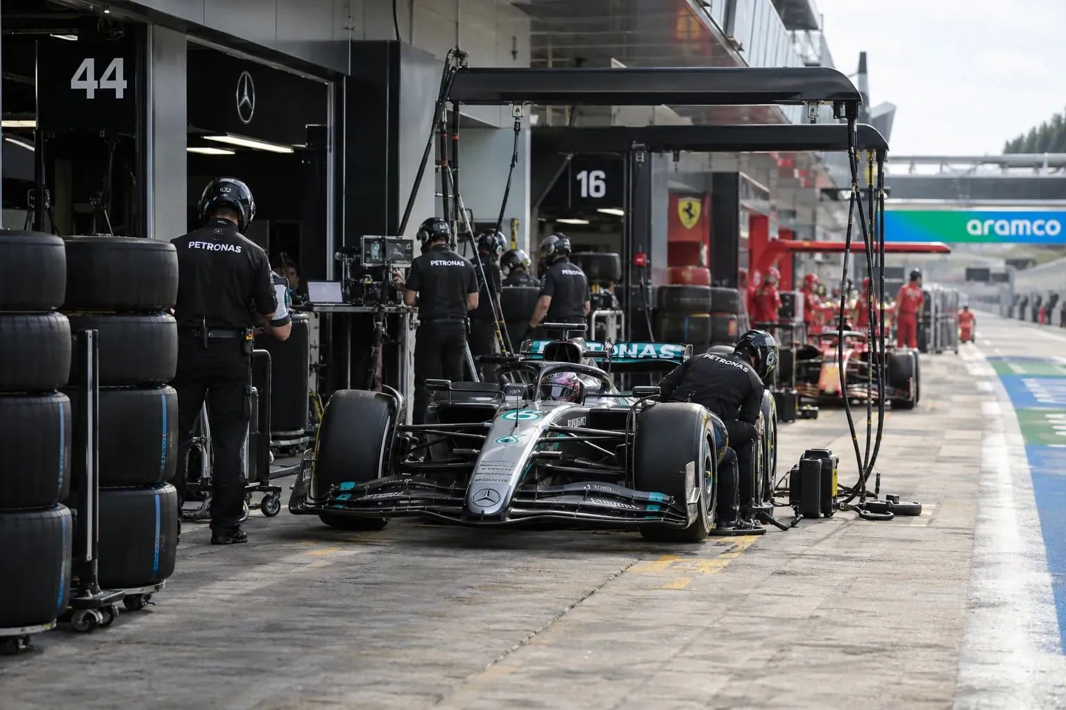 Illustrationsbild från en formel 1-depå.