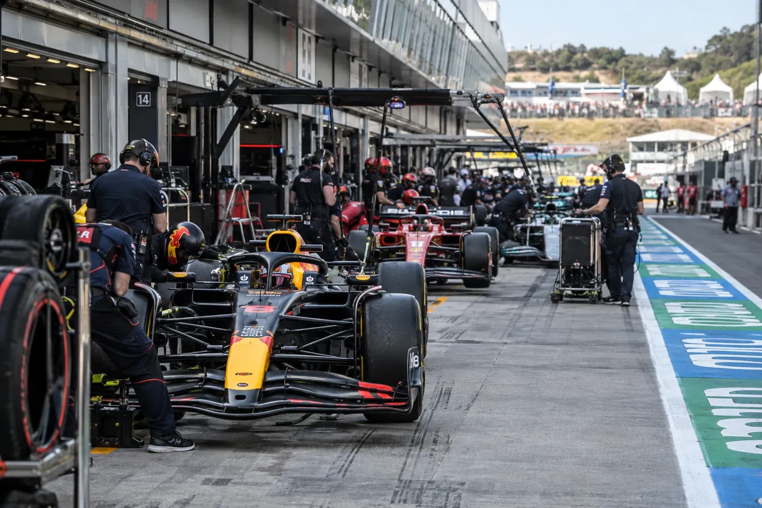 Illustrationsbild från en formel 1-depå.