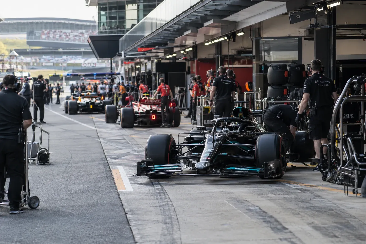 Illustrationsbild från en formel 1-depå.