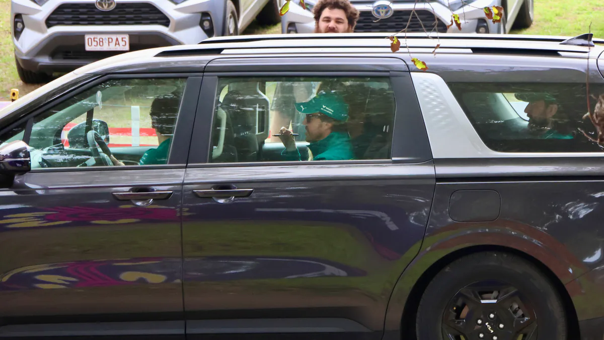 Fernando Alonso sittande i en bil under Australiens Grand Prix 2026.