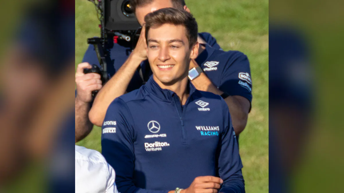 George Russell i mörkblå teamtröja på Silverstone 2021.