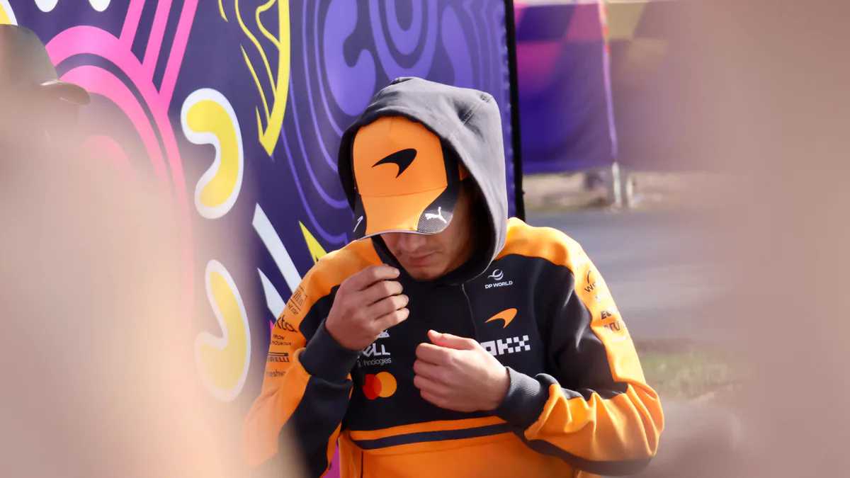 Lando Norris i orange teamkläder under Australiens Grand Prix 2026.