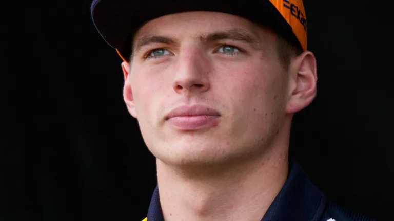 Porträttbild av Max Verstappen i teamkeps.