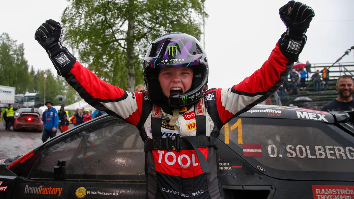 Oliver Solberg i förardräkt i Arvika 2017.