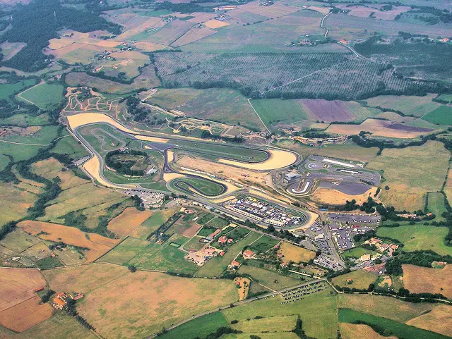Flygfoto över motorbanan Vallelunga i Italien.