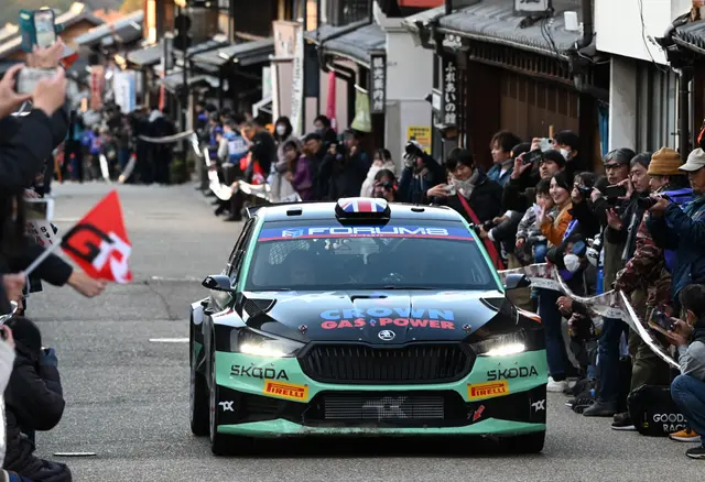 Gus Greensmiths rallybil på en transportsträcka under Rally Japan 2024.