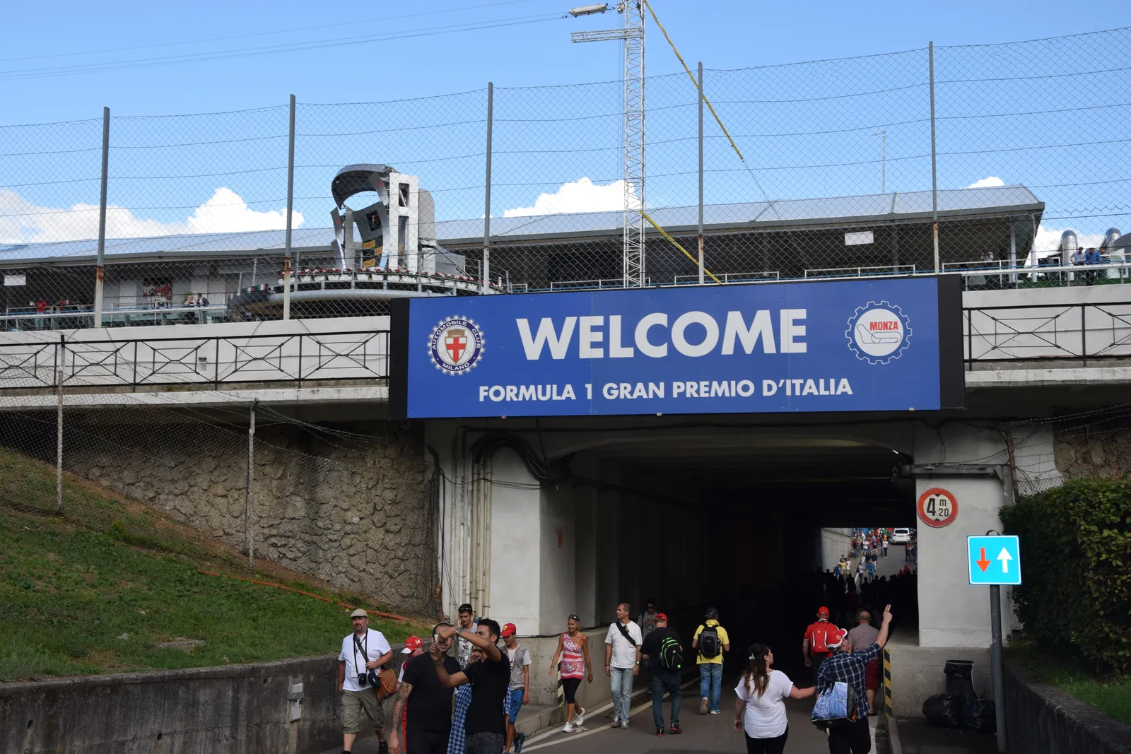 Publik går in genom tunneln under välkomstskylten för Italiens Grand Prix på Monza.