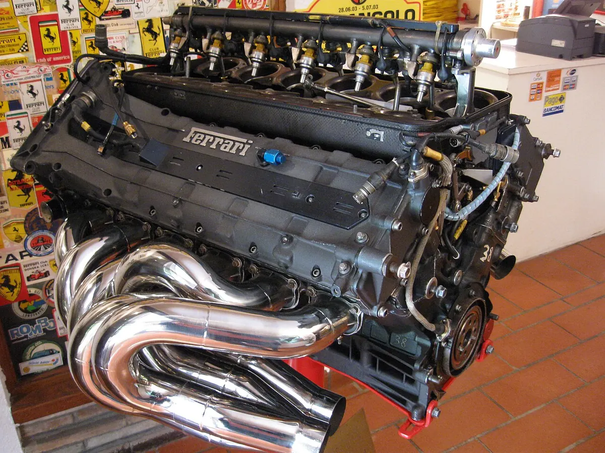 Ferraris V12-motor Tipo 044 från säsongen 1995, fotograferad i Maranello 2009. Arkivfoto av en äldre motor, inte dagens hybridaggregat.