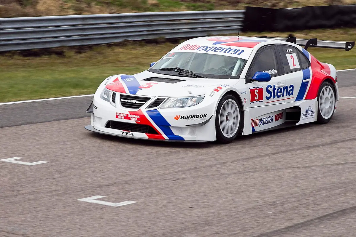 Tävlingsbil under test på Anderstorp Raceway 2012.