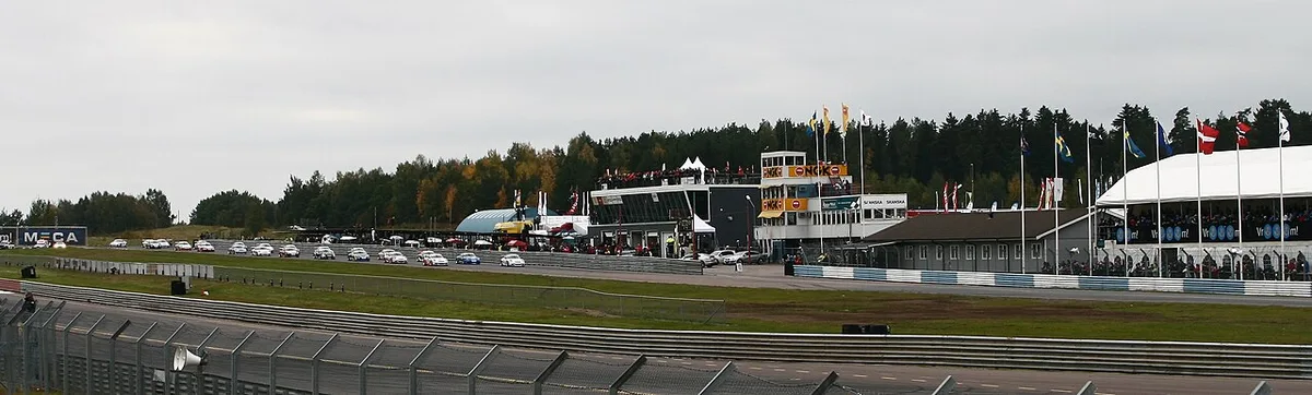 Startfält med Porschebilar på Mantorp Park.
