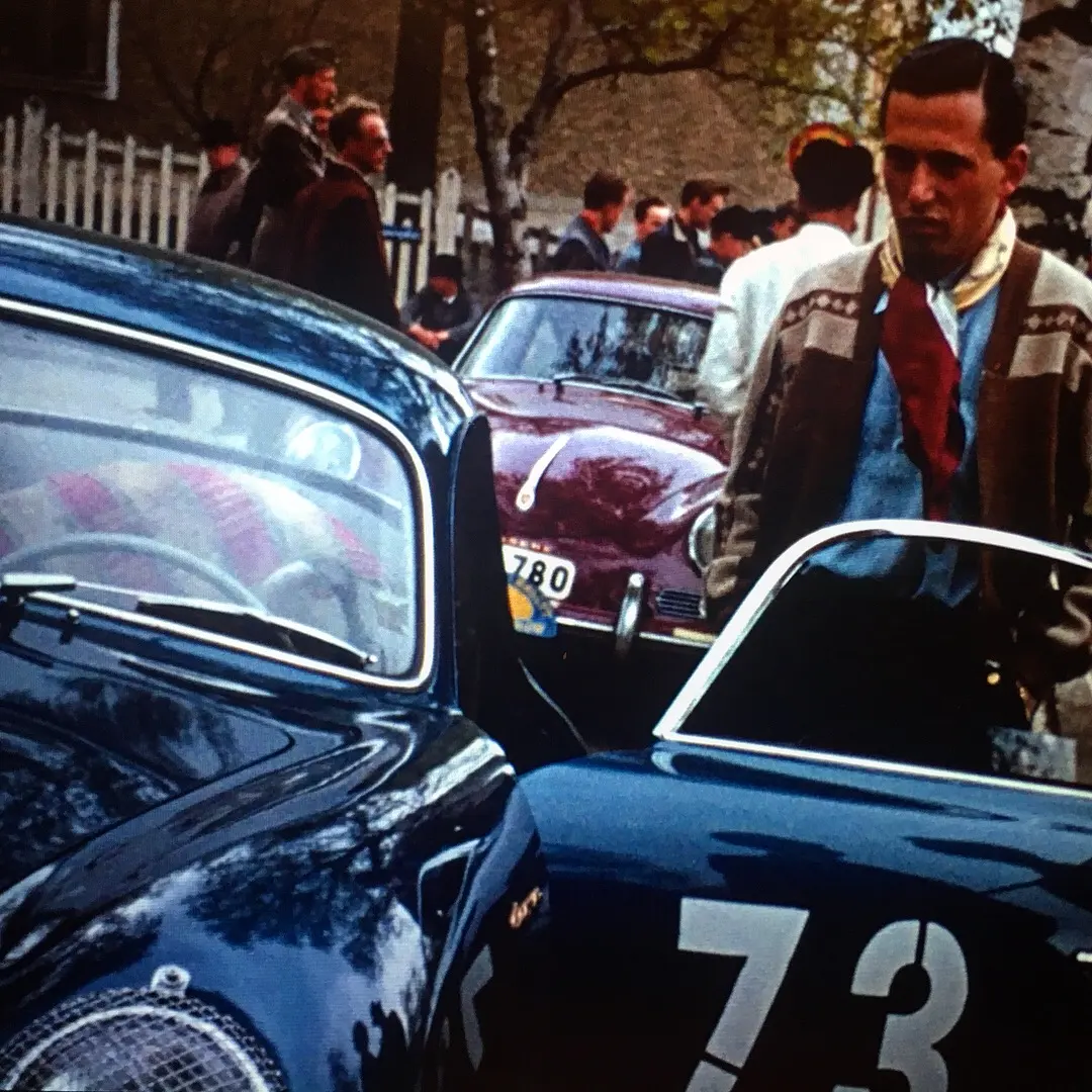 Porsche 356 vid Midnattssolsrallyt 1956. Kontextbild av historisk motorsport, inte Kinnekulle Historic Meeting.
