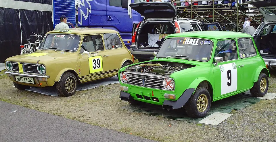 Två Mini Clubman i depån vid Svenska Bilsportförbundets 75-årsfirande i Falkenberg 2011. Kontextbild av historiska tävlingsbilar, inte Mantorp Classic Days.