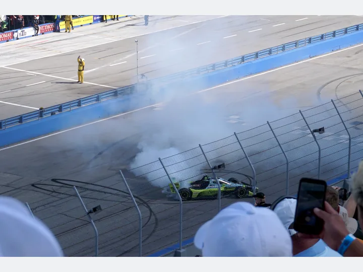 Christian Rasmussen firar sin IndyCar-seger i bilen på Milwaukee Mile 2025.