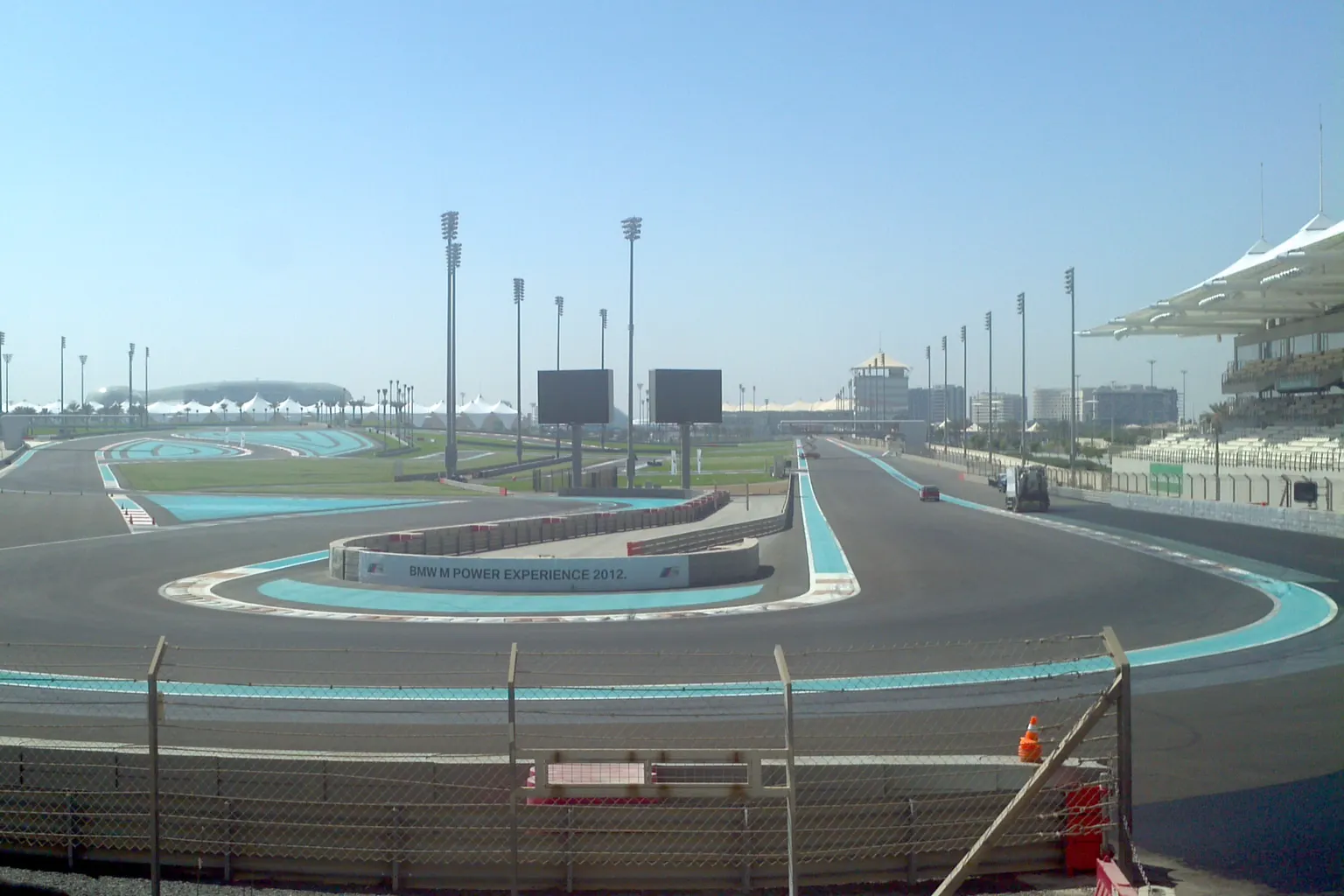Vy över racerbanan Yas Marina, banan för Abu Dhabis GP.