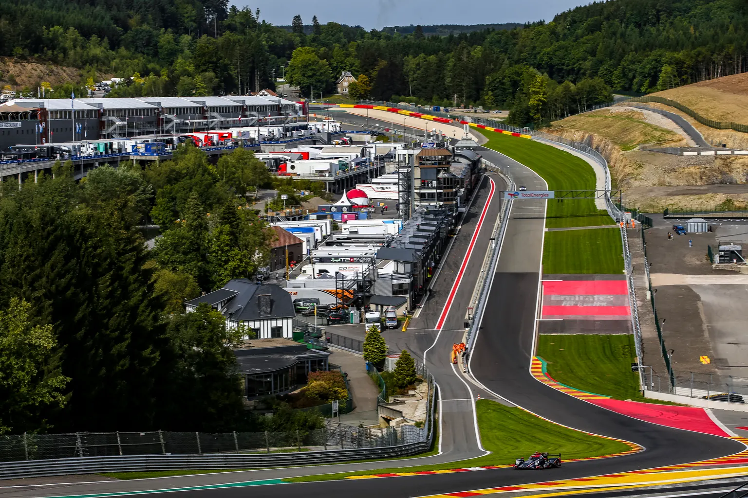 Vy över racerbanan Spa-Francorchamps, banan för Belgiens GP.