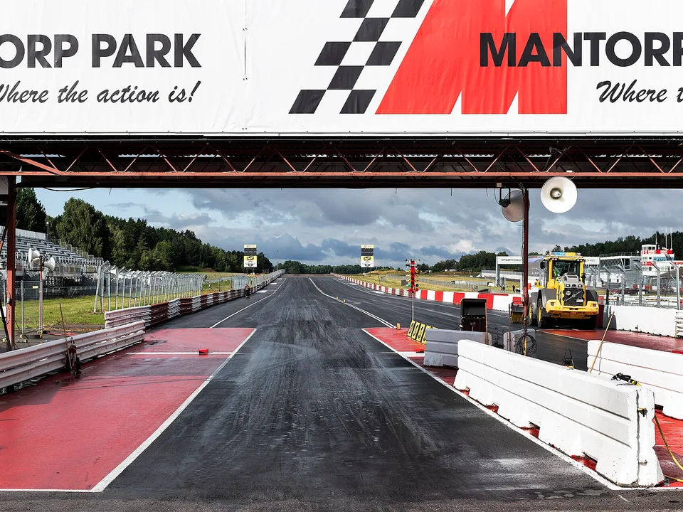 Mantorp Parks dragstrip och huvudläktare 2023.